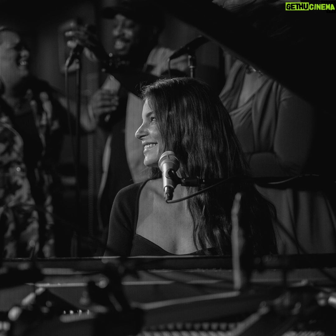 Yvonne Catterfeld Instagram - Vor einer Woche habe ich einige meiner neuen Songs für meine Akustik @deluxe_music Session aufgenommen. Mitte Dezember darf ich euch das Ergebnis präsentieren. Ich bin selber schon ganz ungeduldig und gespannt! ✨ 🎥 #deluxemusic #session #video 📸: @yannickla