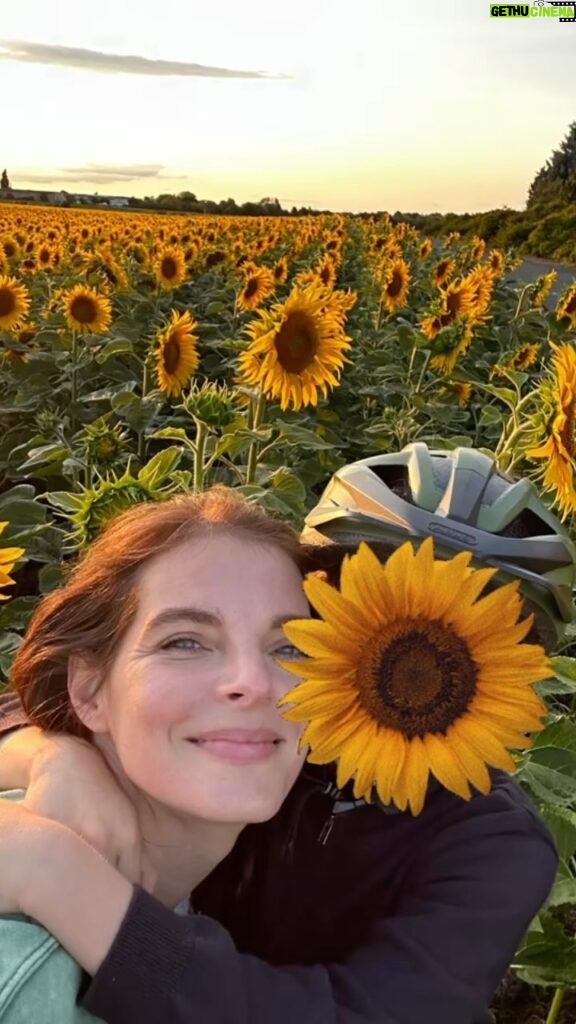 Yvonne Catterfeld Instagram - Little sunflower, I see your glow. Little sunflower, one day you’ll grow…♥️