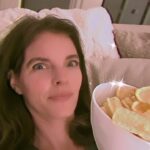 Yvonne Catterfeld Instagram - Ich liebe leider Chips…und meine Band auch…😂 @samuelsfranklinofficial - Die Erdnussflips durfte ich allerdings nicht öffnen, sonst hätten wir @m.a.n.i.t.h ins Krankenhaus bringen oder auf bestialische Weise retten müssen (er hat uns genau erklärt, wie 🙈) Wer uns live erleben will, Karten gibts in der Bio 😘 chips müsst ihr euch leider selber mitbringen 😅 am 14. kommen wir wieder zusammen 🤗 ACHTUNG: KEINE WERBUNG ! #chips #acoustic #greatsound #greatband #fun