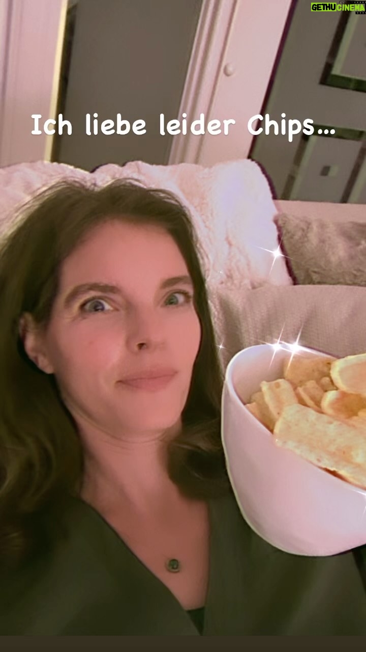 Yvonne Catterfeld Instagram - Ich liebe leider Chips…und meine Band auch…😂 @samuelsfranklinofficial - Die Erdnussflips durfte ich allerdings nicht öffnen, sonst hätten wir @m.a.n.i.t.h ins Krankenhaus bringen oder auf bestialische Weise retten müssen (er hat uns genau erklärt, wie 🙈) Wer uns live erleben will, Karten gibts in der Bio 😘 chips müsst ihr euch leider selber mitbringen 😅 am 14. kommen wir wieder zusammen 🤗 ACHTUNG: KEINE WERBUNG ! #chips #acoustic #greatsound #greatband #fun