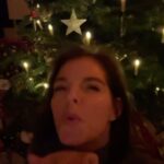 Yvonne Catterfeld Instagram – Messy äh Merry Christmas😂 – sollte ich daraus vielleicht einen neuen Weihnachtssong machen? Paar Reime hab ich wie ihr seht schon 😉vielleicht  war es bei euch ja auch so stressig und messy davor? Ich kam jedenfalls erst gestern zur Ruhe 🥵Zu Fünft hatten wir einen schönen und lustigen Tag! Ich wünsche euch ebenfalls entspannte frohe Weihnachtstage. 
Und heute Abend nicht Wolfsland vergessen😘 

#messychristmas 🥵#merrychristmas🎄 #happyfamily #stressychristmas