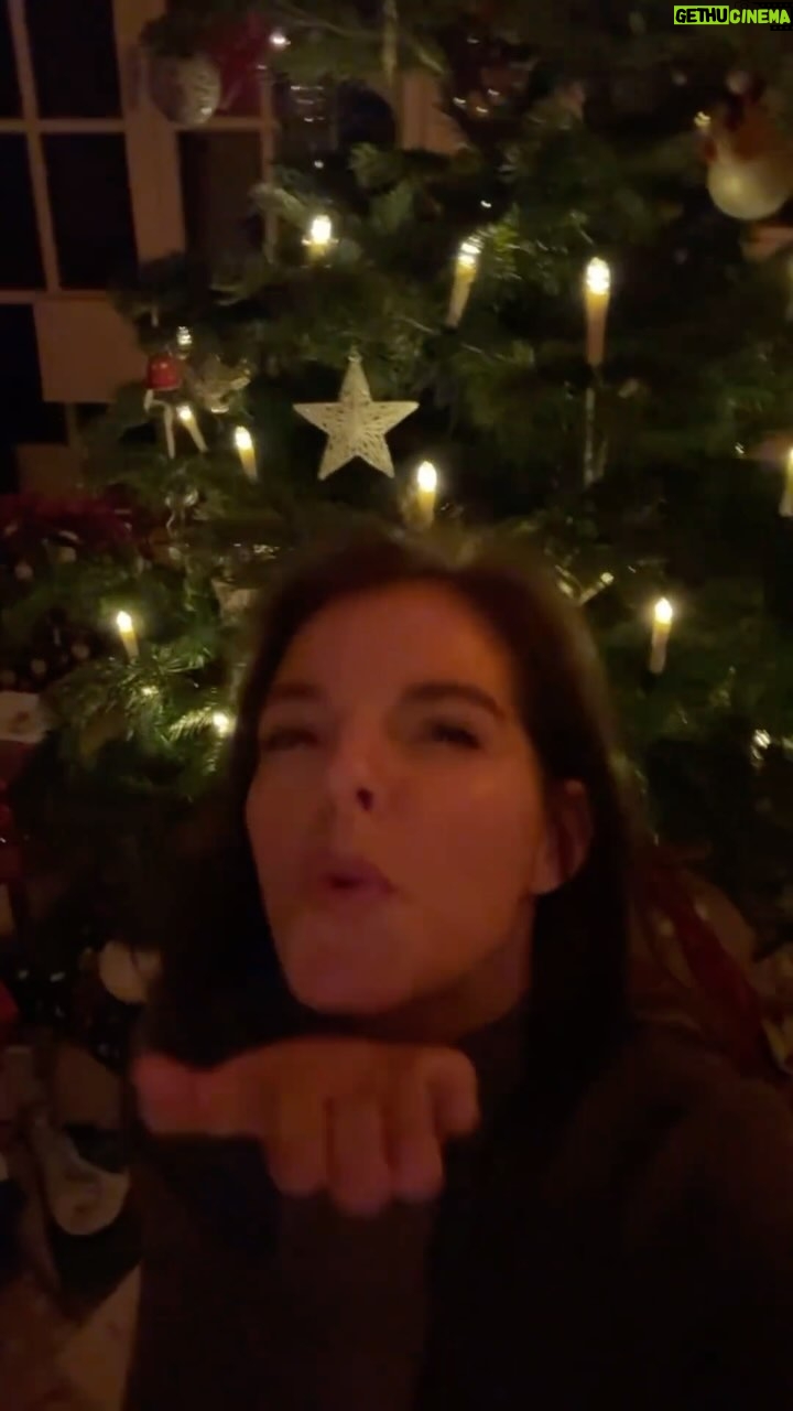 Yvonne Catterfeld Instagram - Messy äh Merry Christmas😂 - sollte ich daraus vielleicht einen neuen Weihnachtssong machen? Paar Reime hab ich wie ihr seht schon 😉vielleicht war es bei euch ja auch so stressig und messy davor? Ich kam jedenfalls erst gestern zur Ruhe 🥵Zu Fünft hatten wir einen schönen und lustigen Tag! Ich wünsche euch ebenfalls entspannte frohe Weihnachtstage. Und heute Abend nicht Wolfsland vergessen😘 #messychristmas 🥵#merrychristmas🎄 #happyfamily #stressychristmas