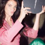 Yvonne Catterfeld Instagram - 🔊Ich hab mal aus Spaß die Voice over Taste gedrückt 😅Danke für so viele Zuschauer trotz Wiederholung und @louis.christiansen_official, der bei diesem Dreh 4 Jahre jünger war 😘👍 @molinafilm 📸 @joergschieferecke / @gaborshoes_official #quotenkrimi #spassmusssein #trotzkrimi
