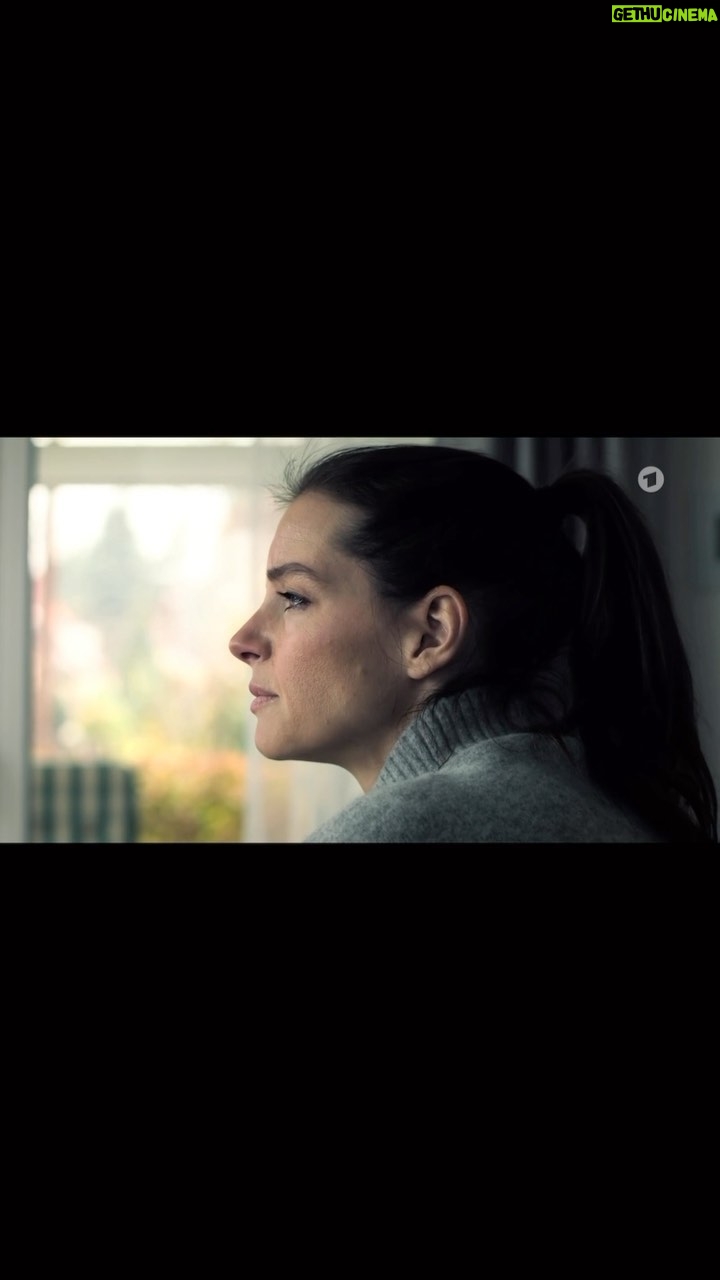 Yvonne Catterfeld Instagram - Heute wird wieder ein WOLFSLAND - “Das Kind vom Finstertor” mit Kessie und Butsch 🐺 20:15 Uhr in der @ard und @ardmediathek wiederholt 😃 u.a. mit #götzschubert, @louis.christiansen_official, @jan_dose_offiziell, @stephan_grossmann_offiziell, Felix Goeser, Dagmar Leesch, @christoph_letkowski, Katharina Nesytowa #whocastit @mscasting_ Produktion: @molinafilm Regie: @tillfranzen Kamera: @timoritz_dop #tv #krimi #psychothriller