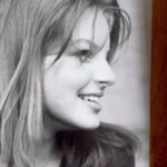 Yvonne Catterfeld Instagram - Heute mal Autogrammpost - da sind wir wieder bei meinem Albumname CHANGE - durch euch seh ich immer wieder alte Fotos🙏 - das erste SW Foto hat meine beste Freundin gemacht, als ich 16 war..I AM…a lot 😃 #change #me #style
