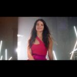 Yvonne Catterfeld Instagram - Hier ein kleines Making of zum @gaborshoes_official Spot, den wir im Oktober‘22 gedreht haben. Am wohlsten fühl ich mich natürlich, wenn ich als Musikerin oder Schauspielerin vor der Kamera stehen darf 🙏 hier seht und hört ihr mich ein wenig klimpern..🎹 und die “Malina” zum Wind machen 😂 #fun #greatteam #behindthescenes
