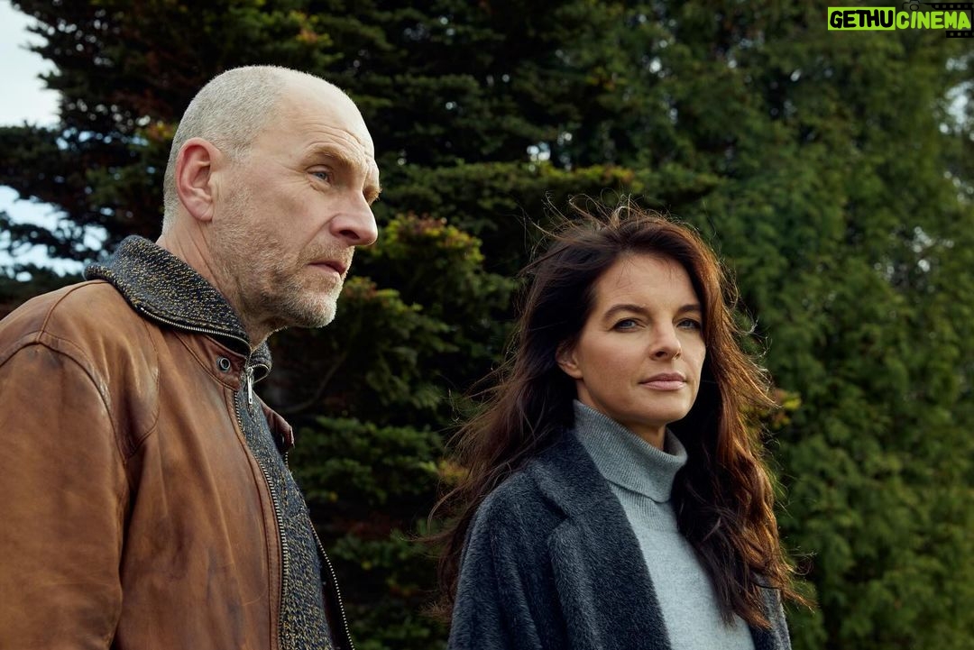 Yvonne Catterfeld Instagram - Am 25.12. kommt unser neuer Wolfsland - „Das schwarze Herz“ 🖤 mit grandioser Bildgestaltung von @timoritz_dop im Team mit unserem geliebten Regisseur @olewennundaber, einem hervorragenden Cast wie immer von @mscasting_ und lieben Kollegen, unseren Drehbuchautoren #svenposer und @solaneu, die immer wieder spannende Geschichten für uns schreiben, geführt von einer Vision unserer Produzentin Jutta Müller von @molinafilm sowie unserer Cutterin @frdrfflr 🙏 Viel Spaß am 1. Weihnachtsfeiertag mit uns 🐺 in der @ard_degeto #wolfsland #krimi #psychothriller #actress