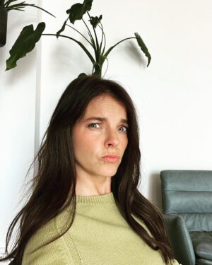Yvonne Catterfeld Instagram - Vielleicht fragt ihr euch, wo ich so war die letzten Wochen? Ich war - wie so oft - versunken in meiner „realen“ Welt - glücklich, entspannt, jenseits von Social Media und wir ihr wisst, brauch ich diese kleine Auszeiten von Zeit zu Zeit. Kann ich nur empfehlen 😘 Es tut gut, nimmt Druck, ich bin bei mir, muss mich nicht vergleichen, einem Erwartungsdruck standhalten oder Zeit verschwenden, wenn ich mal nicht aufhören kann. Mehr von mir die nächsten Tage - ich versuche mich nun wieder öfters zu melden und bin wieder da, 
Eure Yvonne