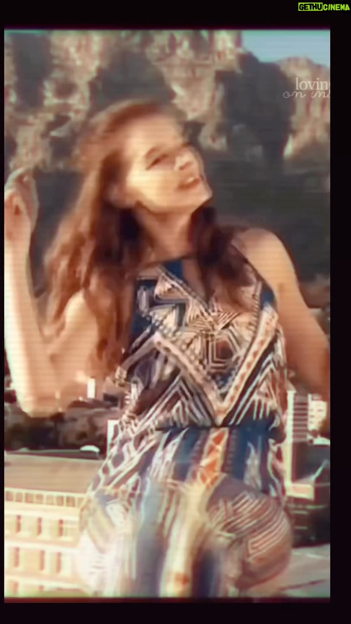 Yvonne Catterfeld Instagram - Endlich Frühling!! Danke für das Video @lovingcaddi - übrigens hab ich mich der Musik zu Liebe irgendwann gegen das Tanzen entschieden, aber lieben tu ich es immer noch 🕺🏻🎶🎶🎵Tanzen befreit. Also Musik an und den Frühling feiern 🥁🎶 #spring #emotions #dance