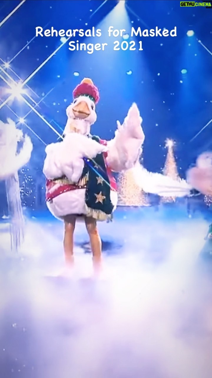 Yvonne Catterfeld Instagram - @masked.singer.germany Vor 1 Jahr - Ich als Gans 3 Tage lang. Das war aufregend, anstrengend, aber vor allem Spaß! Als Sängerin achte ich auf so viel Dinge - die Stimme klingt jeden Tag anders, wie sing ich mich am besten ein, was brauch ich - in so einem Kostüm und in so einer Show ist alles anders! Für mich eine Riesenherausforderung, denn ich muss mich den Umständen anpassen, zum Beispiel drückte bei der Probe der Kopf auf meine Nase, so dass ich plötzlich total nasal klang😅 dann drückte der Korpus der Gans auf meine Brust, so dass ich nicht - wie es beim Singen erforderlich ist - atmen konnte. Das alles konnte rechtzeitig geändert werden. Doch dann war ich so in meiner Rolle, fühlte mich wie ein Kücken, das überall an die Hand genommen werden musste (weil ich kaum was sah) und verausgabte nicht so dermaßen mit großen Bewegungen, dass ich plötzlich so außer Atem war, dass ich kaum noch Luft zum Singen hatte 🥵🥵😅😫 so dass ich nicht so performen konnte wie ich wollte…ABER das alles gehört auch dazu…Sich neuen Herausforderungen stellen, sich an Umstände anpassen, die uns aus der Komfortzone reißen. Und genau daran wachsen wir. Das wünsch ich euch auch. In diesem Sinne: habt einen schönen 2. Weihnachtsfeiertag 🎄🤗 Eure Yvonne #maskedsinger #merrychristmas #santaclaus #allIwantforchristmasisyou