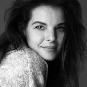 Yvonne Catterfeld Instagram - Ich wünsche euch einen schönen 2. Advent. Ich hab meinen Geburtstag mit meinen Liebsten sehr genossen und dann festgestellt, dass ich gar nichts gepostet hab, zumindest hier - aber ich glaube, eigentlich spricht das eher dafür, dass ich jeden Moment genossen und geliebt und gelebt hab. Ich fühl mich nicht wie 43, aber ich bin es…Dennoch fühle ich mich jung und doch erfahren, bin voller Freude und Leidenschaft, ich werde geliebt und liebe, bin dankbar für dieses Leben…und die paar Tage, an denen es Hindernisse gibt oder ich nicht mit einem Lächeln einschlafe, die gehören dazu, um die anderen noch mehr zu schätzen und sich dankbar zu fühlen… und daran sollten wir uns jeden Tag erinnern, für was wir dankbar sein können. Für was seid ihr dankbar? Eure Yvonne 

📸 @adamvonmack (Berlin, 2020) 

#alter #dankbarkeit