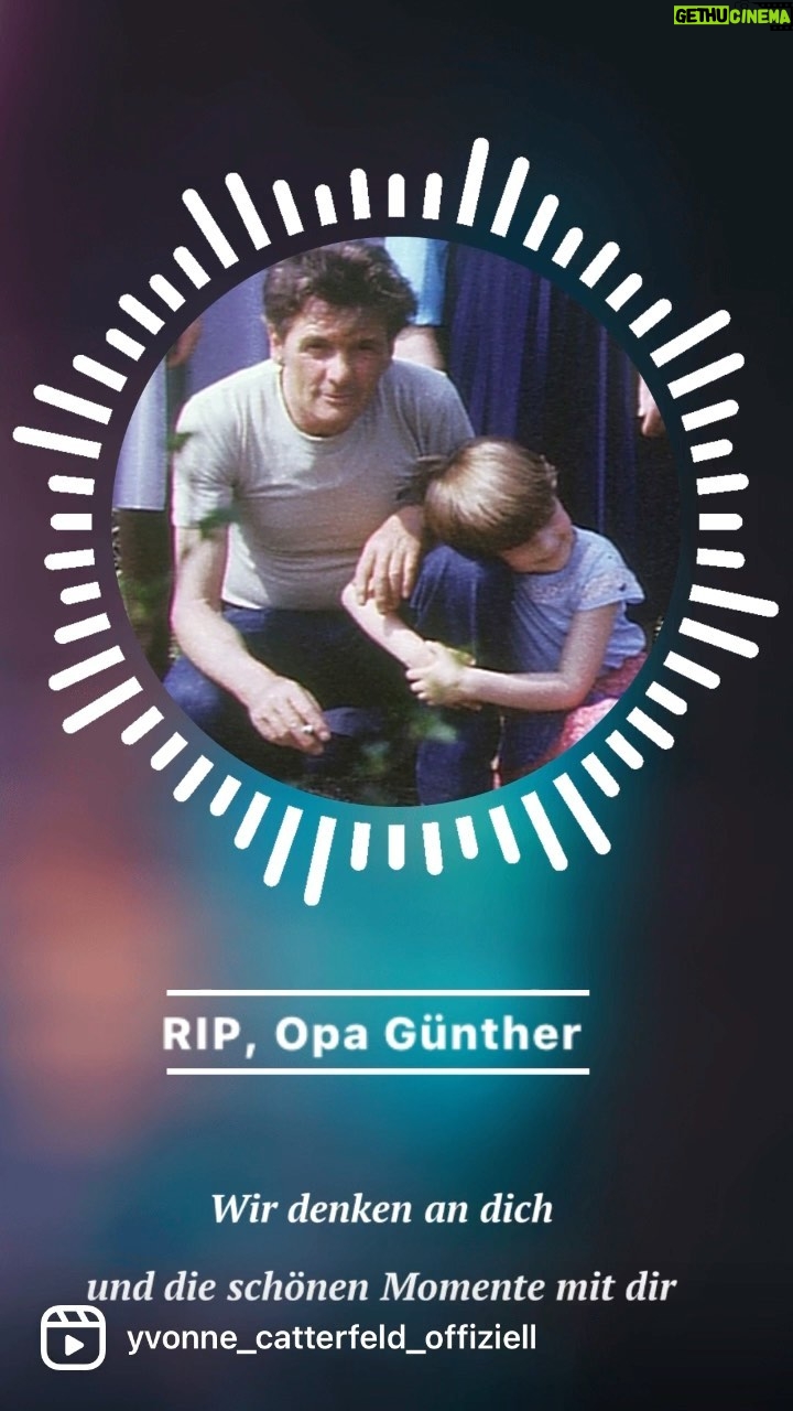 Yvonne Catterfeld Instagram - Am 22. Juni ist mein Opa gestorben. Ich war gerade bei dem @lea_award und sollte nach dem Gedenken an die Verstorbenen meinen Song singen, hatte noch keine Ahnung, dass mein Opa auch dazu gehören würde und ich machte mir Gedanken, wie man einen sensiblen Übergang schaffen konnte. Nach der Probe erfuhr ich, dass mein Opa überraschend am Morgen gestorben war. Er wurde 89 Jahre alt. Da man es nicht schaffte, meinen Gitarristen hörbar zu machen, sollten wir improvisieren. Spontan sangen @leratoshadare und ich „Amazing Grace“ - wir standen noch hinter einer Wand, wie ihr im Video seht. Trotzdem war dies ein besonderer Moment für mich, weil ich somit etwas für meinen Opa singen konnte…gestern wurde er beerdigt… RIP Opa Günther 🖤 #restinpeace #amazinggrace