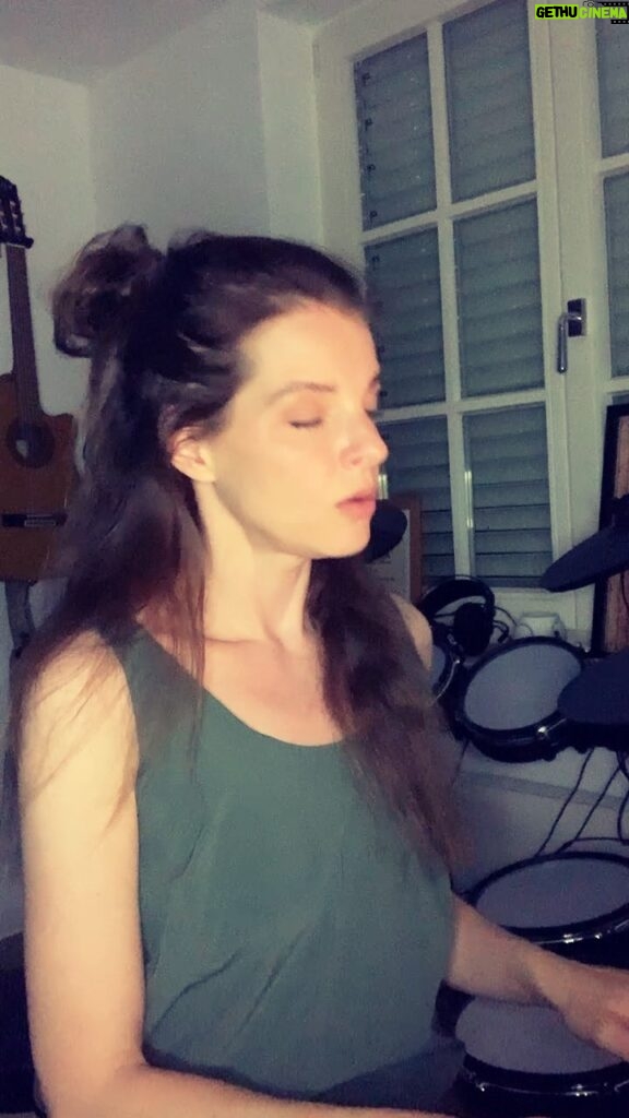 Yvonne Catterfeld Instagram - Heute mal ein Cover? Nobody’s perfect…😉 @jessiej - how much I love this song! #cover #jessiej #singer #songwriter