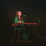 Yvonne Catterfeld Instagram - CHANGE - Alles fängt mit einem Gedanken an und der Frage, ist es wert, diesen ernst zu nehmen und weiterzuführen? Unsere Visionen sind aus einem Grund da. Dies ist der erste Song, den ich von vorne bis hinten alleine geschrieben hab, zu Hause im 1. Lockdown an meinem Flügel. Ihn auf einmal auf der Bühne mit den Stimmen dieser wundervollen Gospelsänger zu hören, die ich mir immer vorgestellt hatte, bestätigt mich in meinem Glauben an die Kraft unserer Gedanken, Ideen, Visionen. Aus einem Wort wurde ein Song, aus dem Song wurde mein Album und die Idee, dass sich alles um Veränderung dreht. „Und jedem Anfang wohnt ein Zauber inne“ (Hermann Hesse) … Backing Vocals: @leratoshadare @samuelsfranklinofficial @therealdarnitarogers ❤️❤️❤️ #change #timetomakeachange #motivation