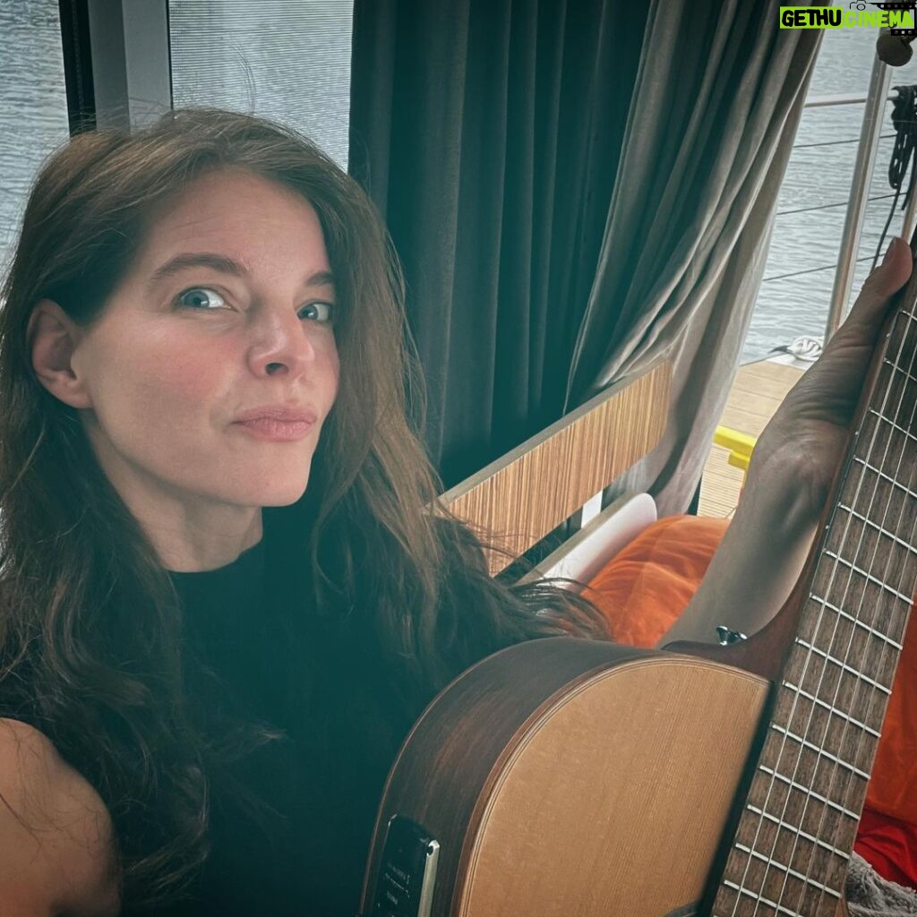 Yvonne Catterfeld Instagram - Meine Konzerte mit euch haben mich so inspiriert, dass ich jetzt wieder mehr Zeit an der Gitarre verbringen werde. @m.a.n.i.t.h - ich bin am Start und wieder bereit zum Üben, du bist der beste Lehrer 🤷🏻‍♀️🤗 #acoustic #change