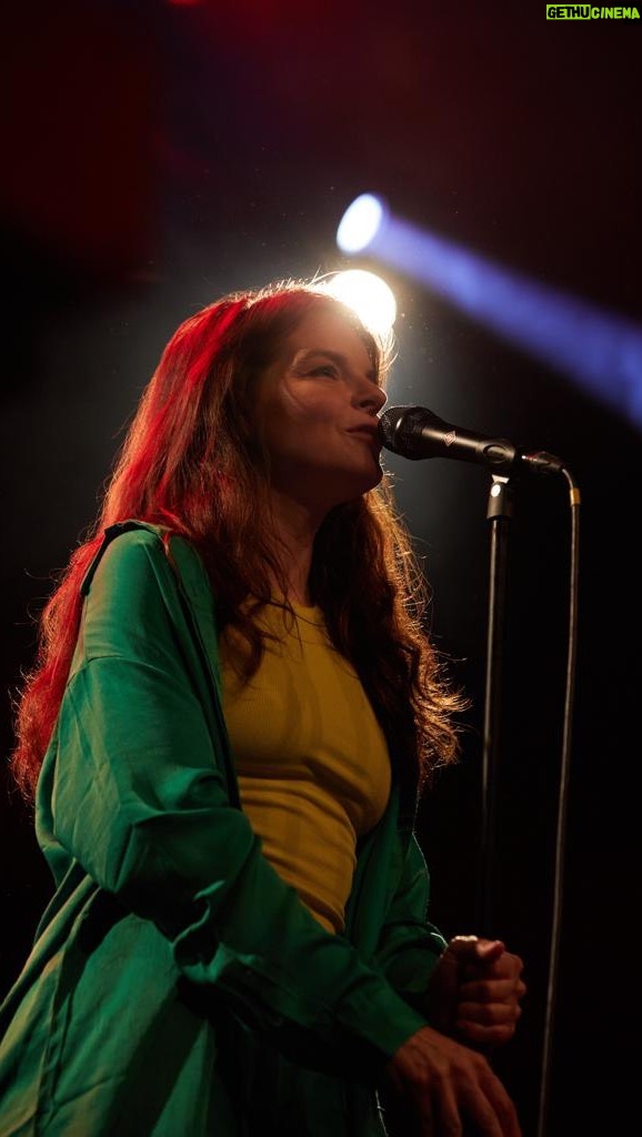 Yvonne Catterfeld Instagram - Ich hab hier gerade die beste Zeit auf der Bühne mit diesen wundervollen Musikern und Menschen und mir euch vor der Bühne!! I say a little prayer to you all 📷 @adamvonmack
