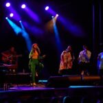 Yvonne Catterfeld Instagram - Danke für diesen unfassbaren Auftakt in Berlin und diese stimmgewaltige Beteiligung 👏👏👏in Köln heute! Ich bin so stolz, eine so unfassbare akustische Band zu haben - mit großen Stimmen und so viel Einzigartigkeit @manith, @keymer_music @samuelsfranklinofficial @leratoshadare und @therealdarnitarogers - danke @hpcbremen für den jedesmal bemerkenswerten Sound! Ich will mehr spielen 😃 eure Yvonne 📷 @adamvonmack 🙏 #change #acoustic #tour
