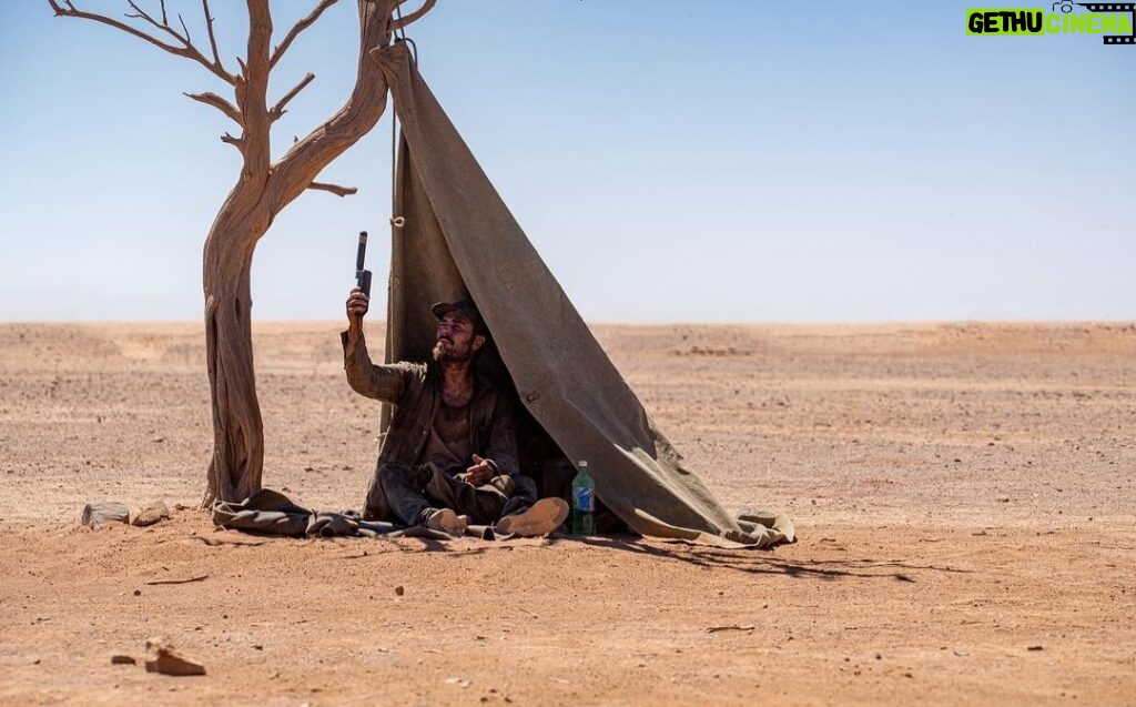 Zac Efron Instagram - No signal out here in the desert… #goldonstan #stanoriginals #behindthescenes 📸 by Matt Nettheim Australia