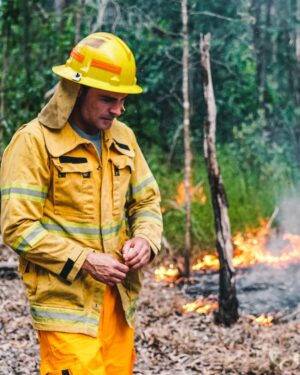 Zac Efron Instagram - It’s #earthday 🙏🏼
I’ve been so blessed to be able to travel and see all of the amazing things people are doing for the planet. It’s a beautiful world, let’s protect it.
...
Learning from the @girringunaboriginalcorp how to manage land through cultural burns.
@earthday.org
@zacdowntoearth