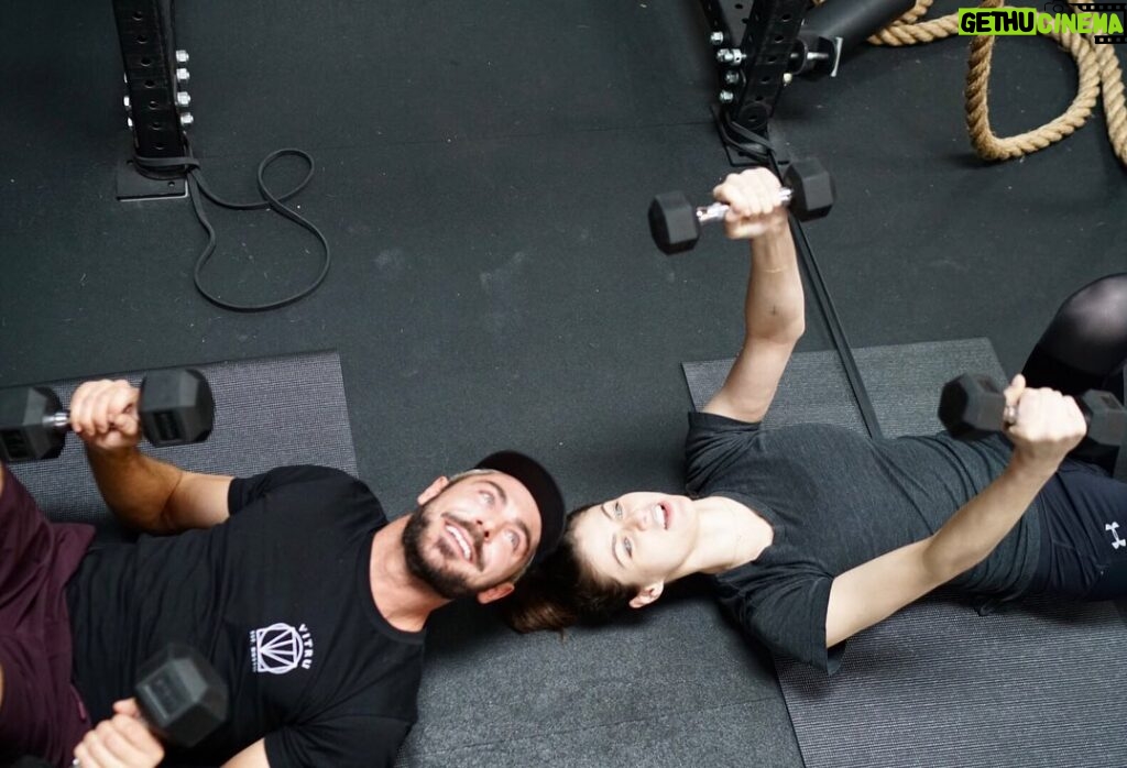Zac Efron Instagram - Baywatch reunion 😜. @alexandradaddario is on Gym Time. Link in bio Vitru