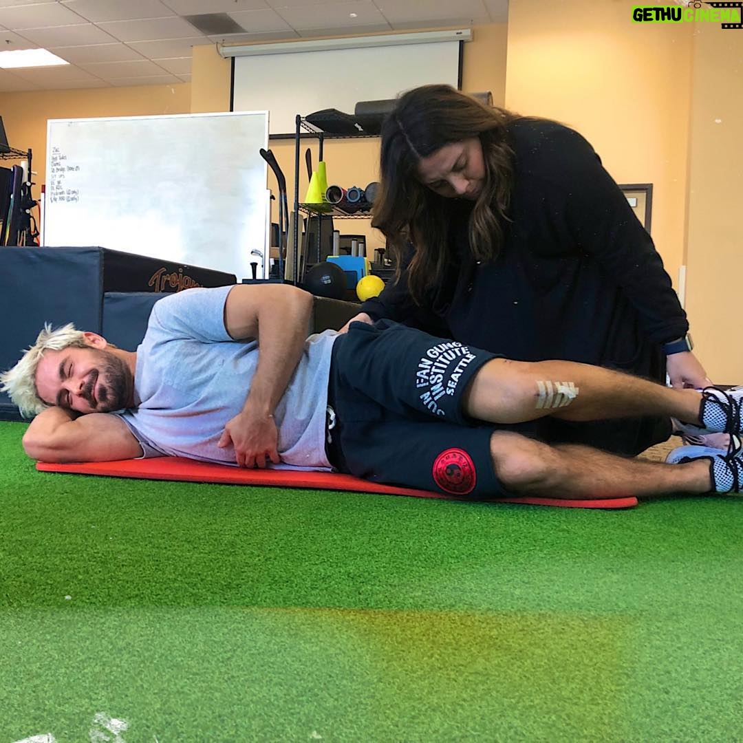 Zac Efron Instagram - Physical Therapy has become my morning routine post surgery.. check out what a session looks like in my bio 🤟