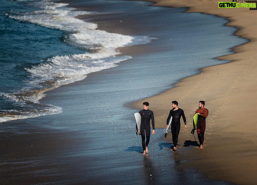 Zac Efron Instagram - Winter waves (📸:@petehalvorsen)
