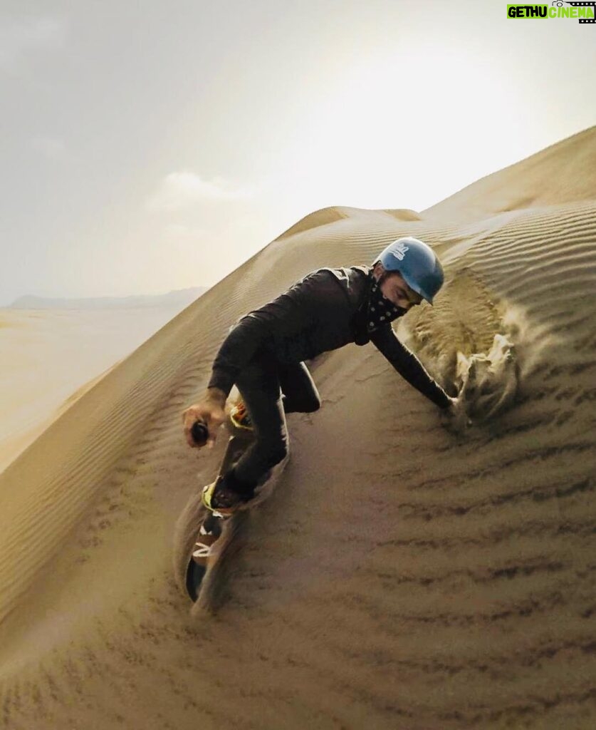 Zac Efron Instagram - Sandboarding outside Lima, Peru🤙🇵🇪🙏#2018throwback