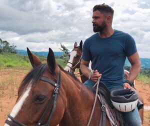 Zac Efron Instagram - Mi nueva amiga Amapola 🐎