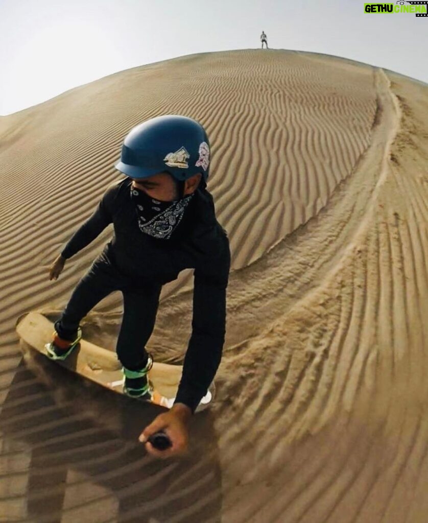 Zac Efron Instagram - Sandboarding outside Lima, Peru🤙🇵🇪🙏#2018throwback