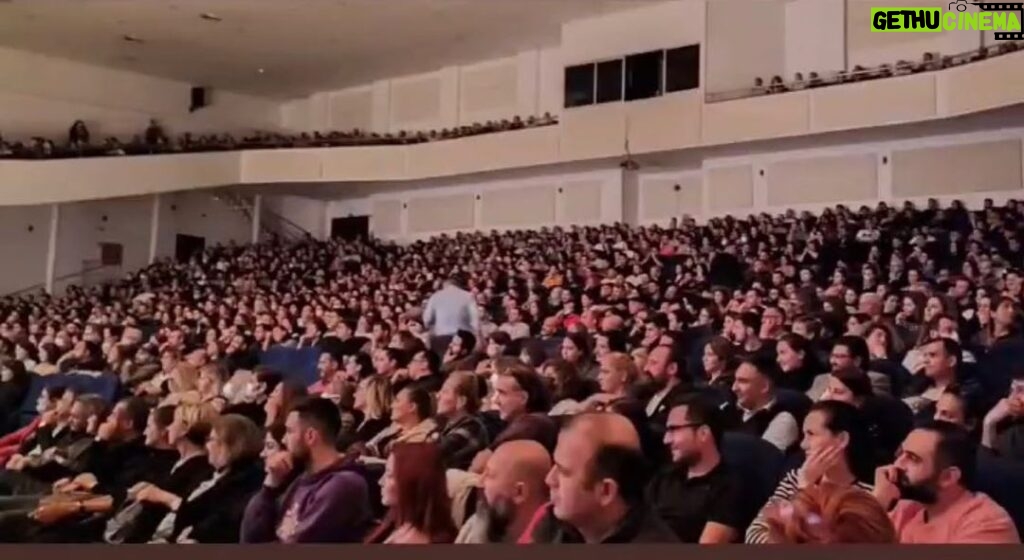 Zafer Algöz Instagram - Teşekkürler Ankara…Başkentimizde yine full salonda coşkulu bir seyirci..Harikasınız.🙏😍🇹🇷 #ankara #gösteri #burdaolanburdakalır 👍