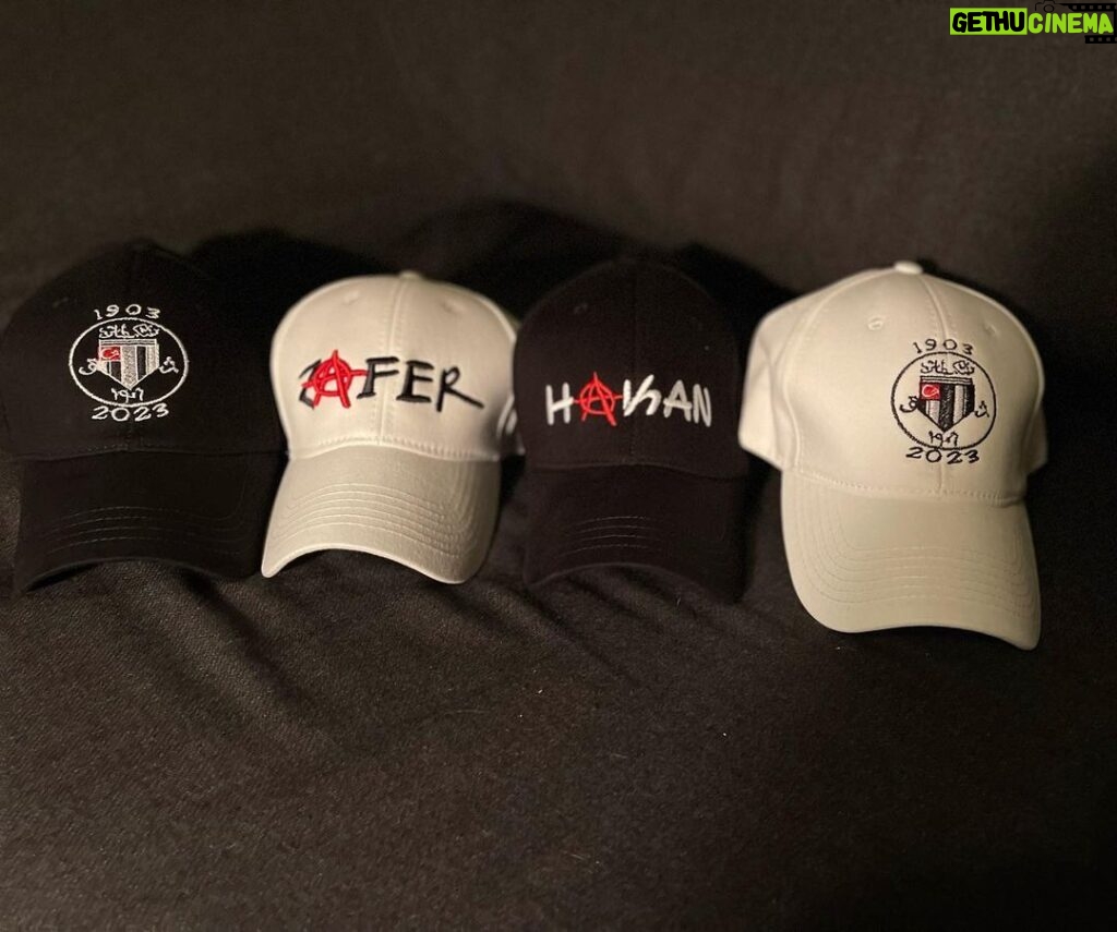 Zafer Algöz Instagram - Beşiktaşımız 120.yaşında.Kulübümüzün ilk arması ve kişiye özel güzel şapkalar için teşekkür ederiz.🙏 @seherkucuksports @hakanaltunmusic #zaferalgöz 🦅🧿 #beşiktaşk 🇹🇷