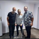 Zafer Algöz Instagram - En başta sevgili #yavuzkaraalp’e ve bizi izlemeye gelen #uşak ‘lı seyircilerimize,sevenlerimize teşekkürler.🙏 Valla çok güldük eğlendik.🧿😊🙋‍♂️ #burdaolanburdakalır @68canylmz akıllı ol 😁