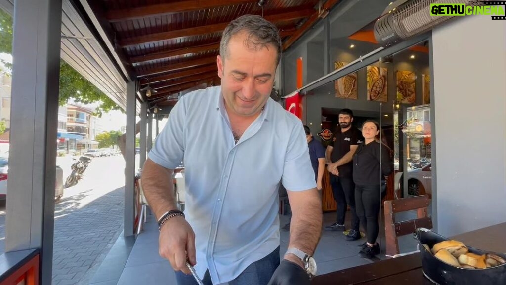 Zafer Algöz Instagram - Balıkesirde lezzet şöleni ve yakında İstanbula geliyor.Kokorec’in profösör’ü Erdal ustam @aslanboga_kokorec 🇹🇷👍