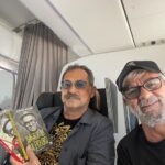 Zafer Algöz Instagram - Ferhan Şensoy abim derdi.:Tesadüfün iğne deliği”diye.😊 @turkishairlines kaptan pilot @ziya.uckun arkadaşım,abd’ye oğluna götürmek için kitaplarımı (pardon eserlerimi) almış,aynı ucakta yanyana düştük.😁👍🙏