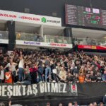 Zafer Algöz Instagram - Akatlarda Beşiktaşımızın Genc Kartalları muhteşemdiniz.Burası potanın arkasındaki tribünün bölümü sadece.Maçın tamamında hiç susmadılar…Ama yeni yönetimin daha büyük ve modern bir salon yapması lazım….Bu taraftarla öyle bir salonda ben bile oynarım😊👍🦅