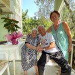 Zafer Algöz Instagram – 55 yıl sonra ilkokul öğretmenim Engin Hatuncuk Hafızoğlu ve kızı Sevgi ile buluştuk.Öğretmenim beni unutmamış,ben de onu hiç unutmadım.Köy enstitülerinin eğitim neferlerinden…Güzel ellerinden öperim…🙏🌹