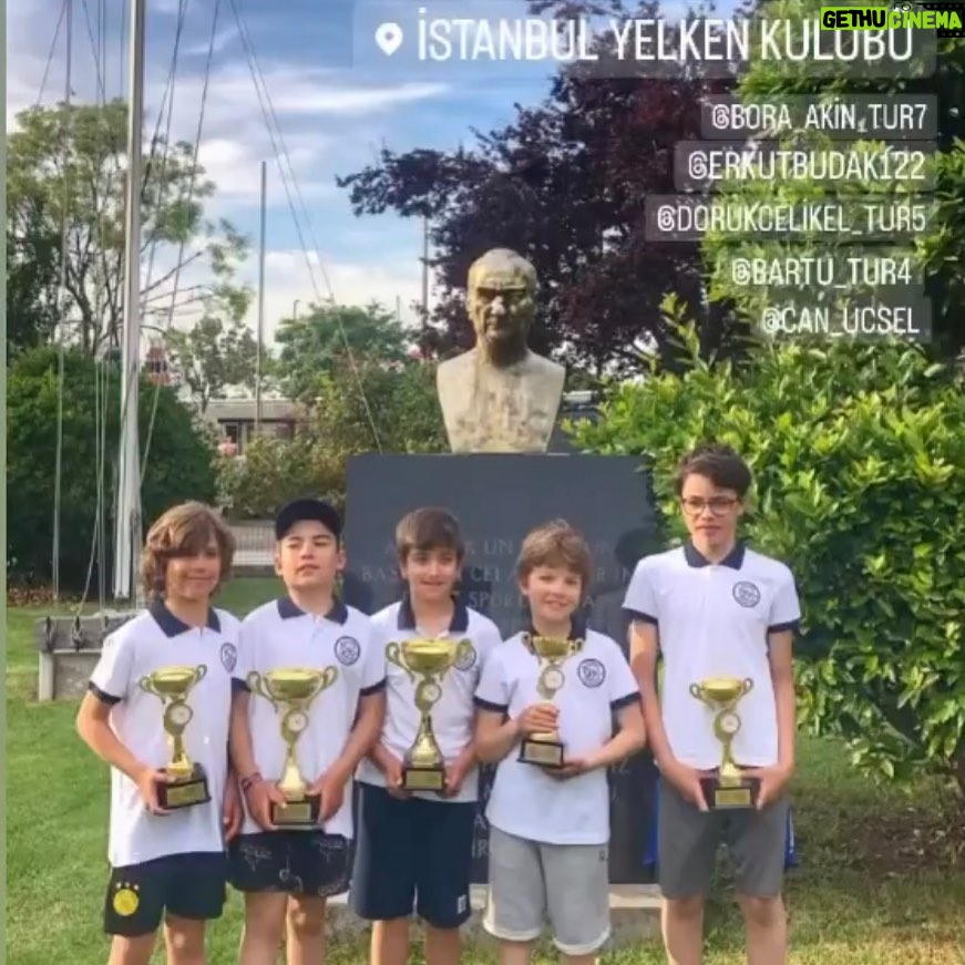 Zafer Algöz Instagram - Genc denizciler geliyor…Sadun Boro’nun torunları.Harikasınız.🧿👍 @istanbulyelken1952 🇹🇷