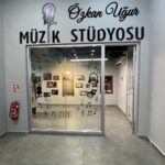 Zafer Algöz Instagram - Sevgili Gencler…Sizler için ücretsiz kayıt stüdyonuz var artık…Değerli sanatcı ağabeyim #ÖzkanUğur’un adına böyle bir yeri oluşturanlara sonsuz teşekkürler 🙏