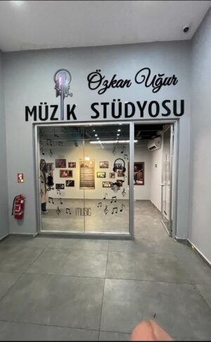 Zafer Algöz Instagram - Sevgili Gencler…Sizler için ücretsiz kayıt stüdyonuz var artık…Değerli sanatcı ağabeyim #ÖzkanUğur’un adına böyle bir yeri oluşturanlara sonsuz teşekkürler 🙏