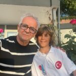 Zafer Algöz Instagram – Adamım,sarı kaptanım,yakışıklı ve yetenekli torunum.9 yaşında başladığı yelken sporunda 1 sene sonra milli takıma secilmek büyük başarı.Seninle gurur duyuyoruz Kaptan.🧿🙏 @bora_akin_tur7 @_canan_arslan @canerakin__ @gul_arslann .👍🇹🇷👏👏👏👏 @istanbulyelken1952