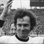Zafer Algöz Instagram - Gencliğimde odamda 3 poster vardı..Franz Beckenbauer,Johan Cruyff ve Cüneyt Arkın…Sonunda Kaizer de gitti.Libero eski futbolda 5 numarayla defansın hemen önünde oynardı.Liberty sözcüğünden gelme…Takımı orkestra şefi gibi yönetir,Sağa,sola,uzuna,derine cetvel gibi pas atardı.Takımın saha içinde ve dışında tek komutanıydı.Eğer hala Alman futbolu Dünyada bir ekol yarattıysa..İşte onun en büyük virtiozu Franz Beckenbauerdi…Dünya futbolundan bir ilah daha veda etti..Kaizer…Seni hiç unutmayacağız.🙏