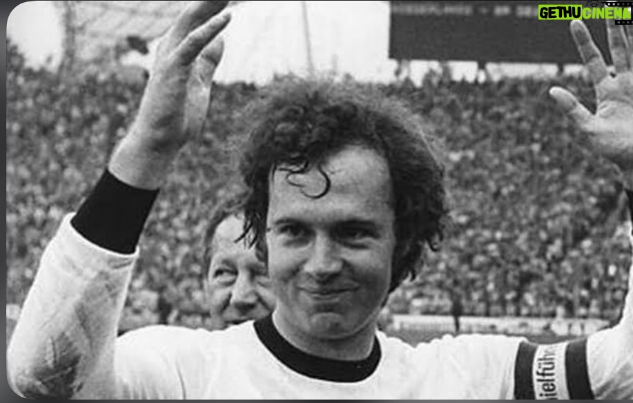 Zafer Algöz Instagram - Gencliğimde odamda 3 poster vardı..Franz Beckenbauer,Johan Cruyff ve Cüneyt Arkın…Sonunda Kaizer de gitti.Libero eski futbolda 5 numarayla defansın hemen önünde oynardı.Liberty sözcüğünden gelme…Takımı orkestra şefi gibi yönetir,Sağa,sola,uzuna,derine cetvel gibi pas atardı.Takımın saha içinde ve dışında tek komutanıydı.Eğer hala Alman futbolu Dünyada bir ekol yarattıysa..İşte onun en büyük virtiozu Franz Beckenbauerdi…Dünya futbolundan bir ilah daha veda etti..Kaizer…Seni hiç unutmayacağız.🙏