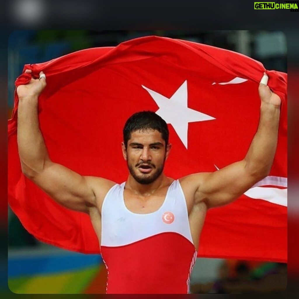 Zafer Algöz Instagram - Dünya güreş birliği 2022 yılının en iyi güreşçisi #tahaakgül ‘ü secti.Tebrikler namağlup şampıyonumuza gelsin.🇹🇷👍