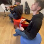 Zafer Algöz Instagram - #rumuzgoncagül müzik provaları.😊 Ocak-2023 #istanbuldevlettiyatrosu ‘nda .#oktayarayıcı ‘nın tekstini #timurselçuk bestelerıyle huzurunuza getırıyoruz.(Dulun Şarkısı)