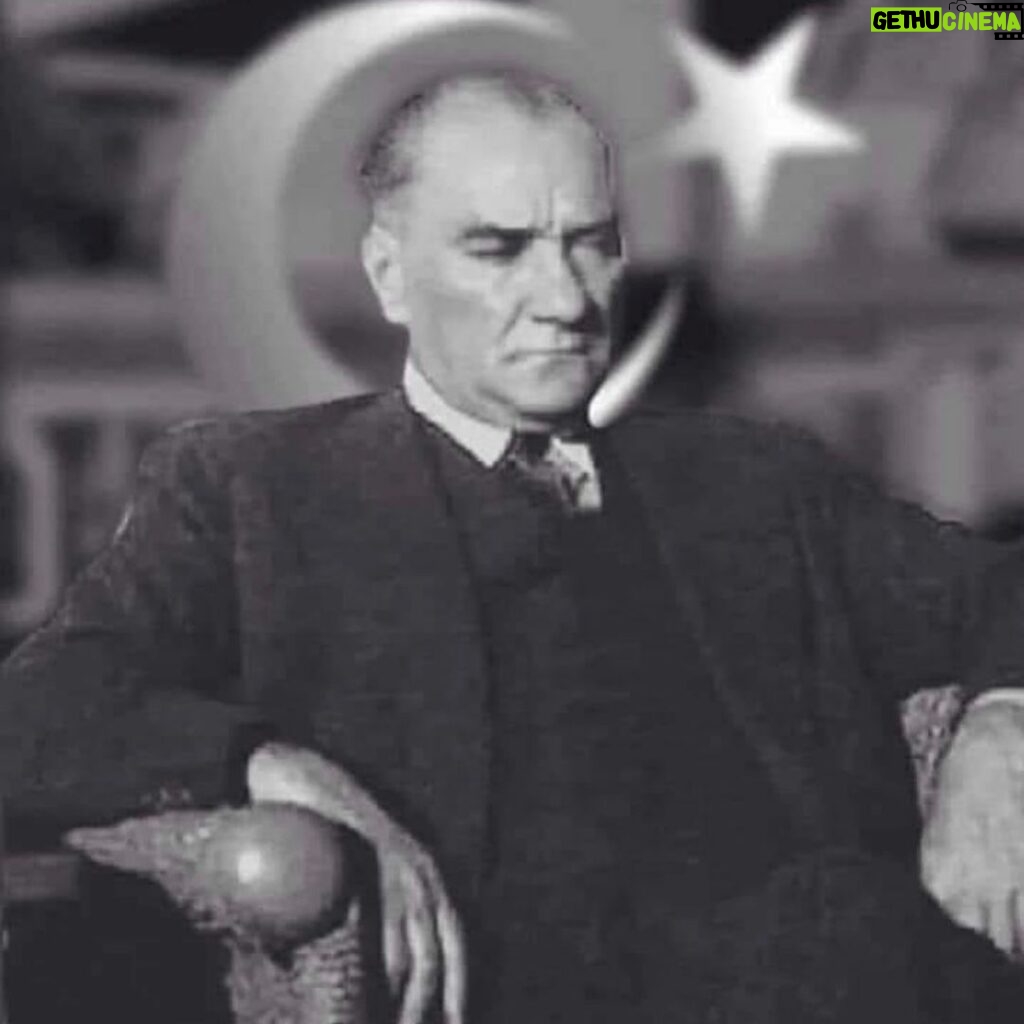 Zafer Algöz Instagram - “Büyük ölülere matem gerekmez,fikirlerine bağlılık gerekir” (Mustafa Kemal Atatürk) Saygıyla,minnetle Paşam🇹🇷🙏