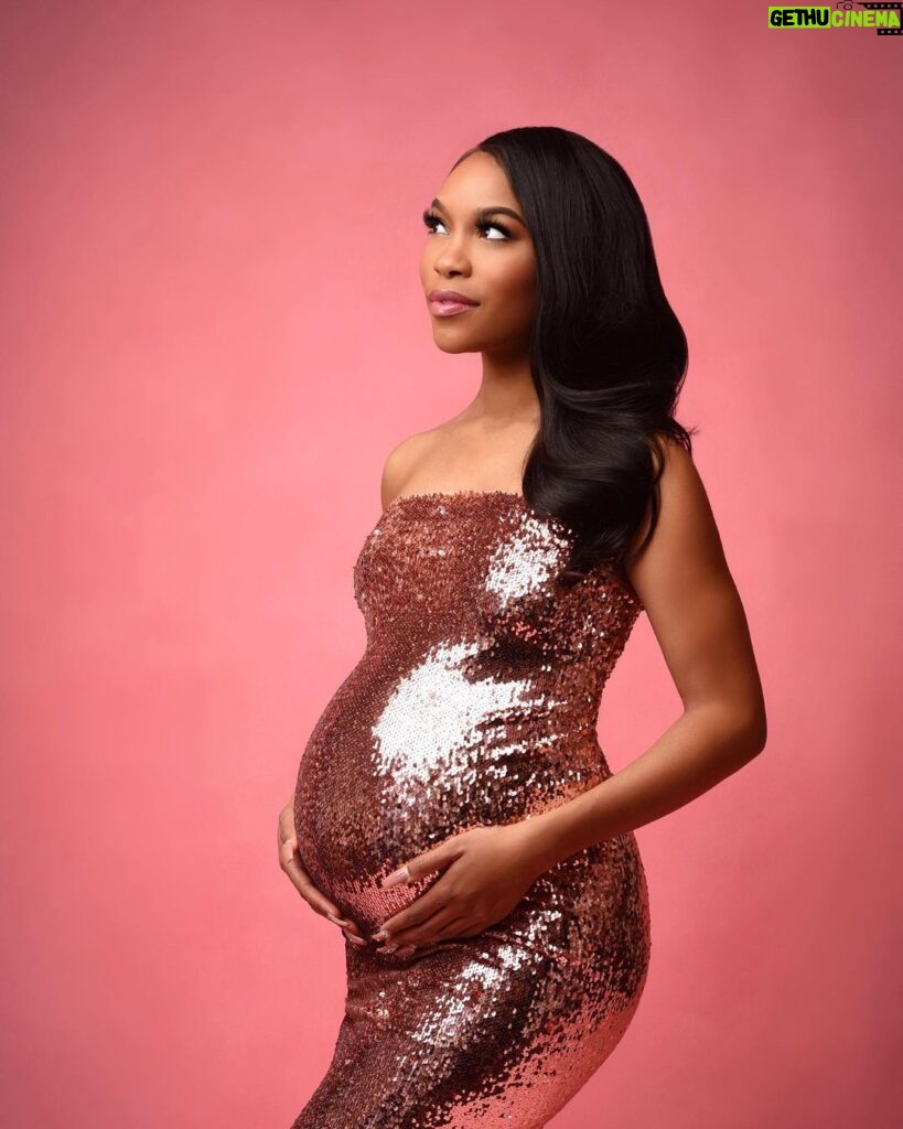 Zakiyah Everette Instagram - 💕💕💕 #39weekspregnant waiting on my nugget 😌💕 @lisayvettephotography @harlemaaliyah said it’s ghetto out here in the world , she told me to let her know when it’s less crazy , so I’ll wait lol #maternityphotography #babygirl🎀 #prettyinpink #blackmomsblog #mommysgirl🎀🦄 Charlotte, North Carolina