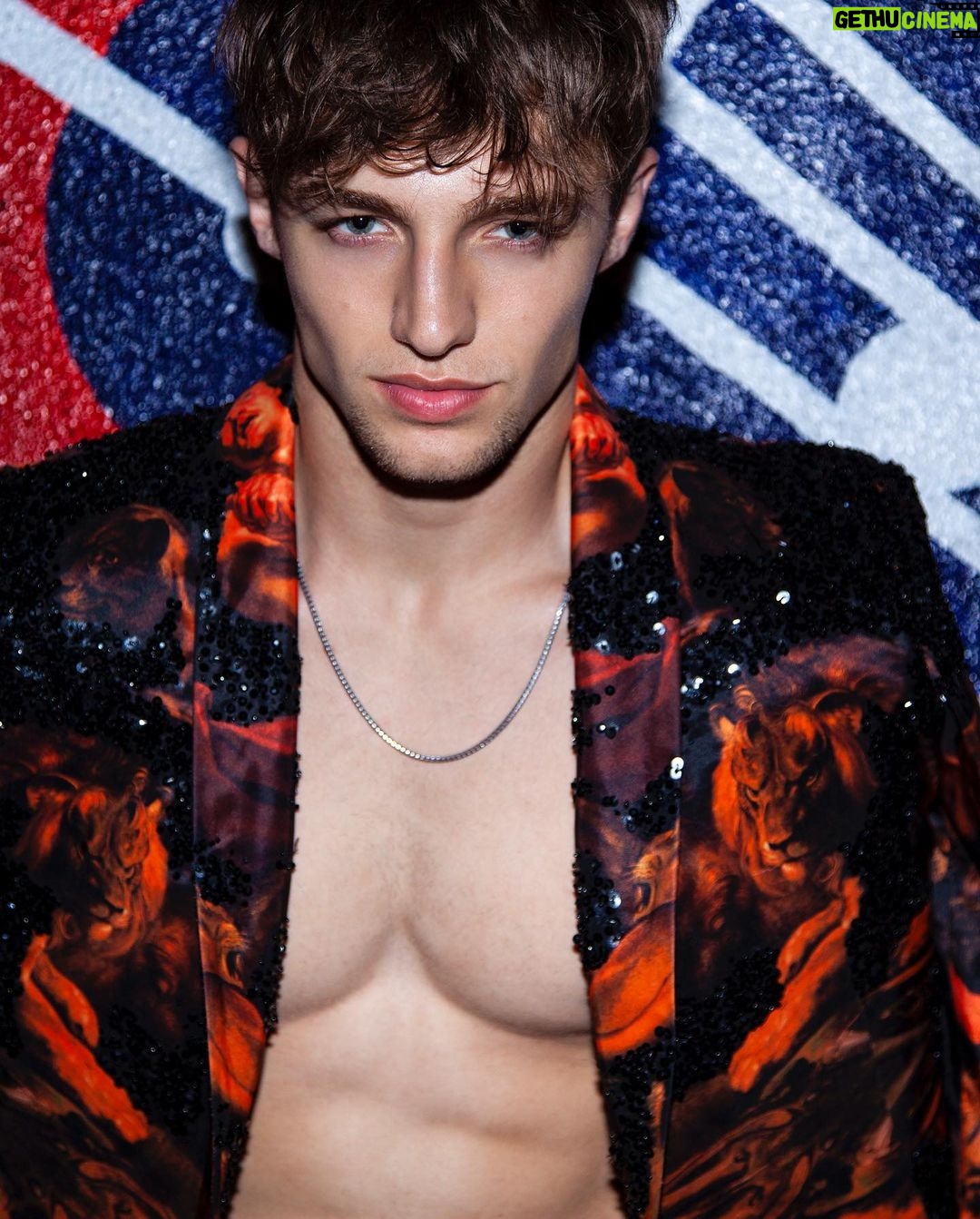 Zane Carter - 11.7K Likes - Thanks to my team
Photographers- Mitchell @trunkarchive
and @ianphillipsartist @gettyimages
Stylist- @kimberlyygoodnight
Groomer- @sonialeeartistry