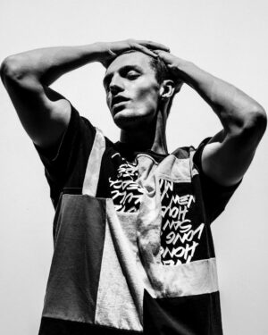 Zane Carter Instagram - Thanks to my team 

Photographers- Mitchell @trunkarchive 
and @ianphillipsartist @gettyimages 
Stylist- @kimberlyygoodnight 
Groomer- @sonialeeartistry