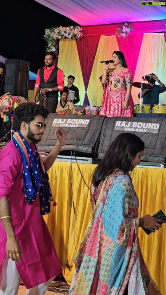 Zeel Joshi Instagram - Kash...Koi...Ladka....Mujhe....Pyaar...Karta...😉😉🙈 . . . . @zeel_joshii #zeeljoshi #singer #hindigarba #garba #wedding
