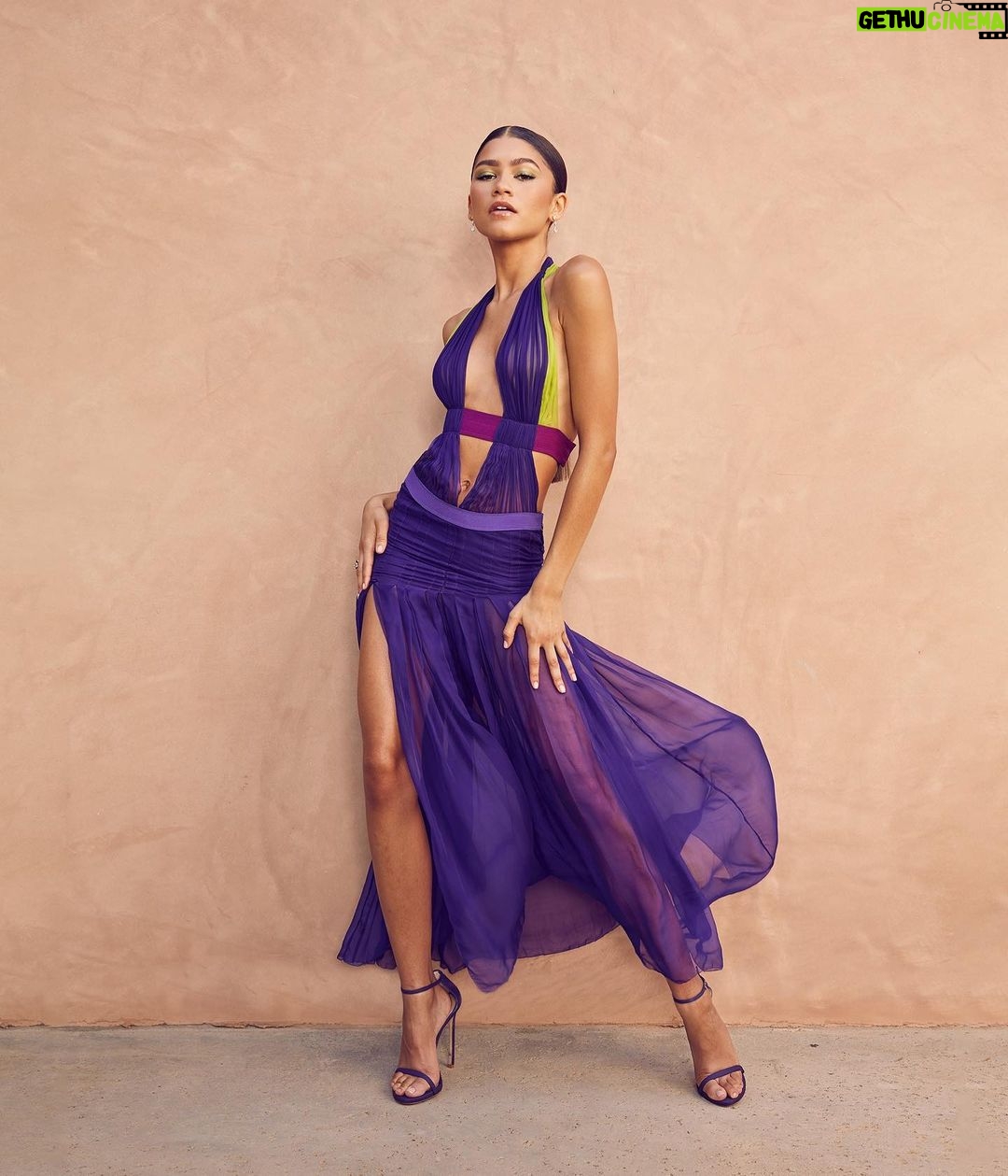 Zendaya Instagram - Full choreo in the backyard
